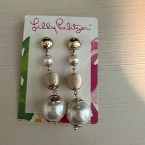 Lilly Pulitzer Pearl Perfect Earring
Resort White